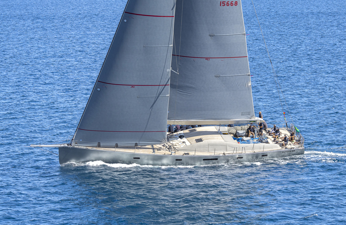 Yacht a vela in navigazione
